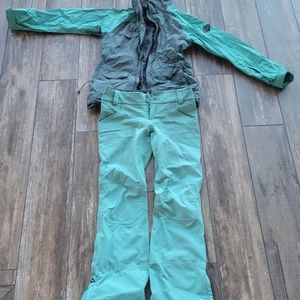 Womens Dakine Ski/Snowboard pants and jacket set